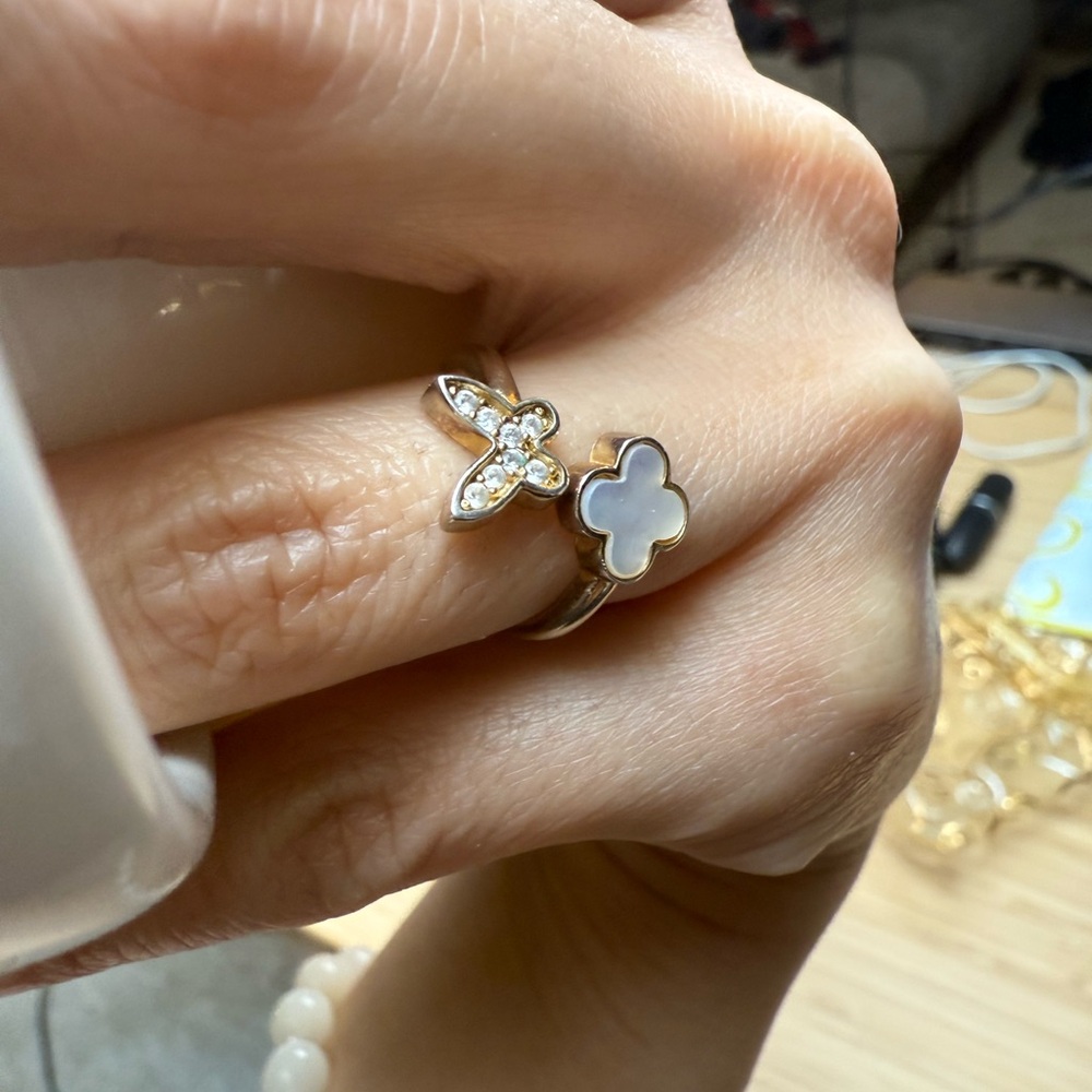 Elegant mother of pearl Ring, one size